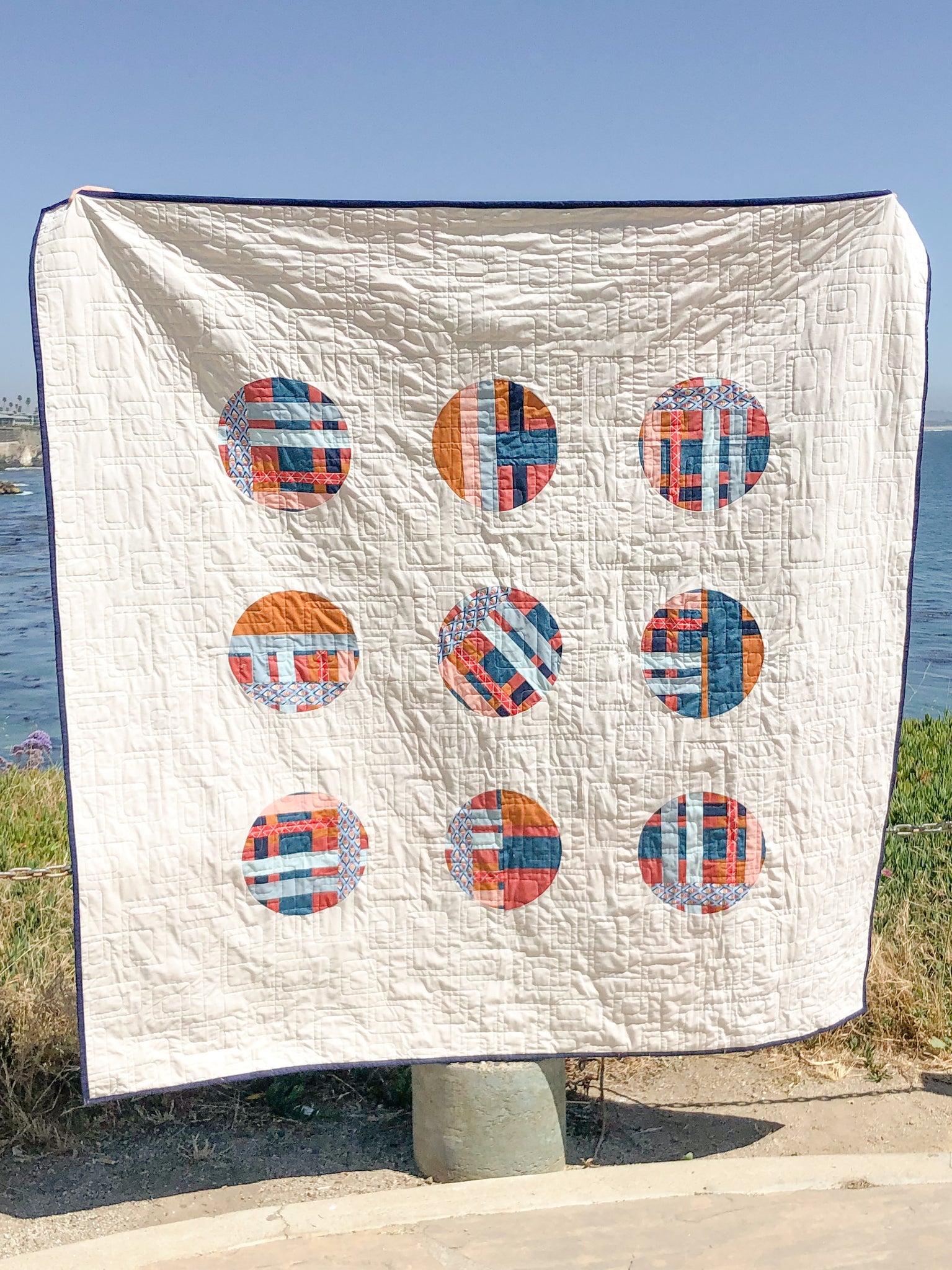 Mid Century Circle Hashtag Quilt - Quilts a la Mode